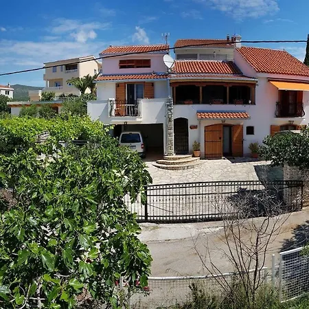 Oliva Apartment Seget Vranjica