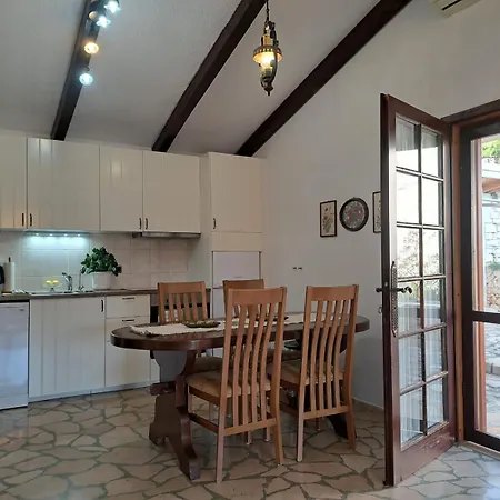 Apartment Oliva Seget Vranjica