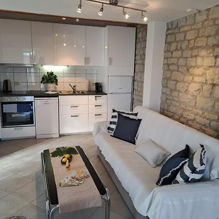 Oliva Apartment Seget Vranjica